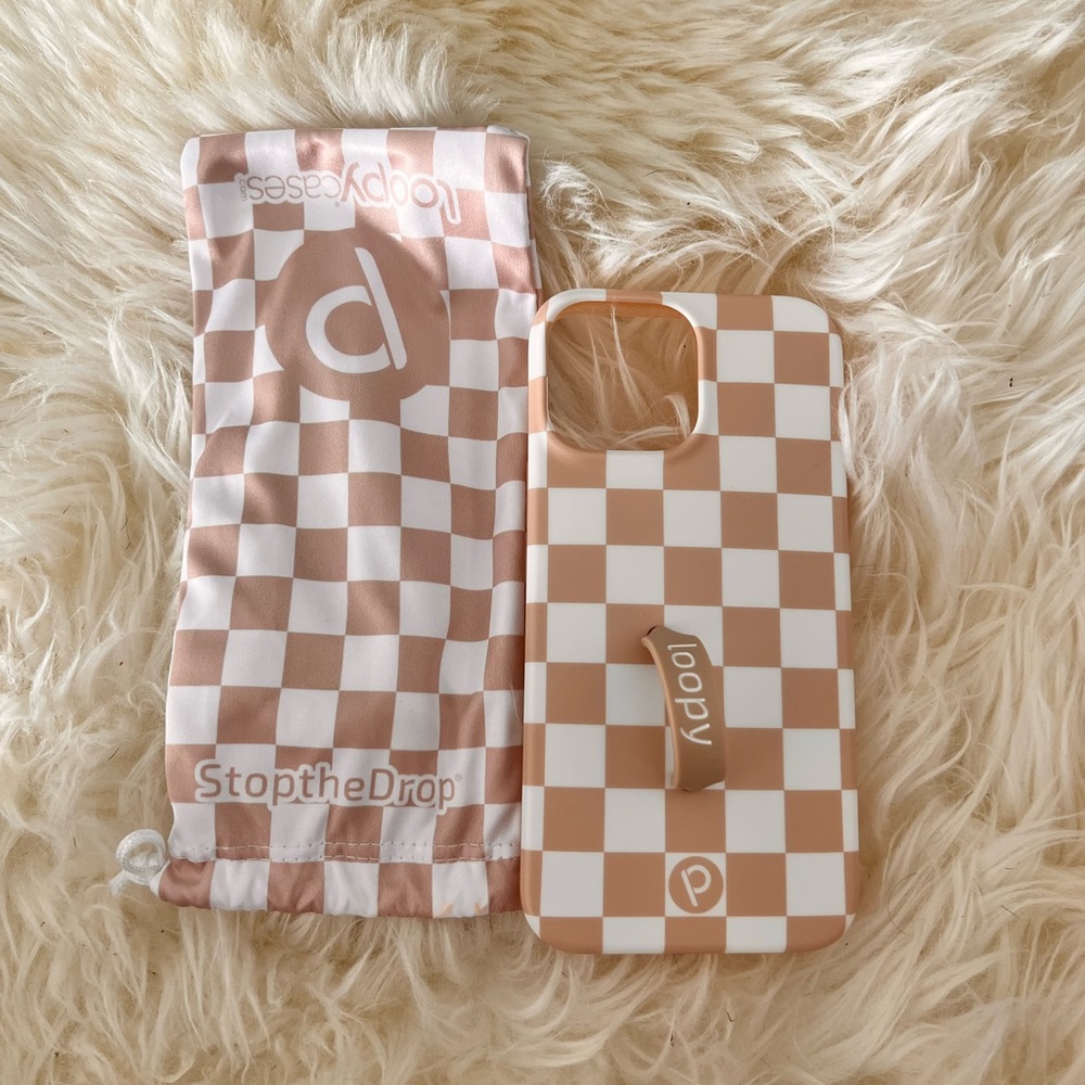 NWOT Sand Dollar Checkered Loopy Case